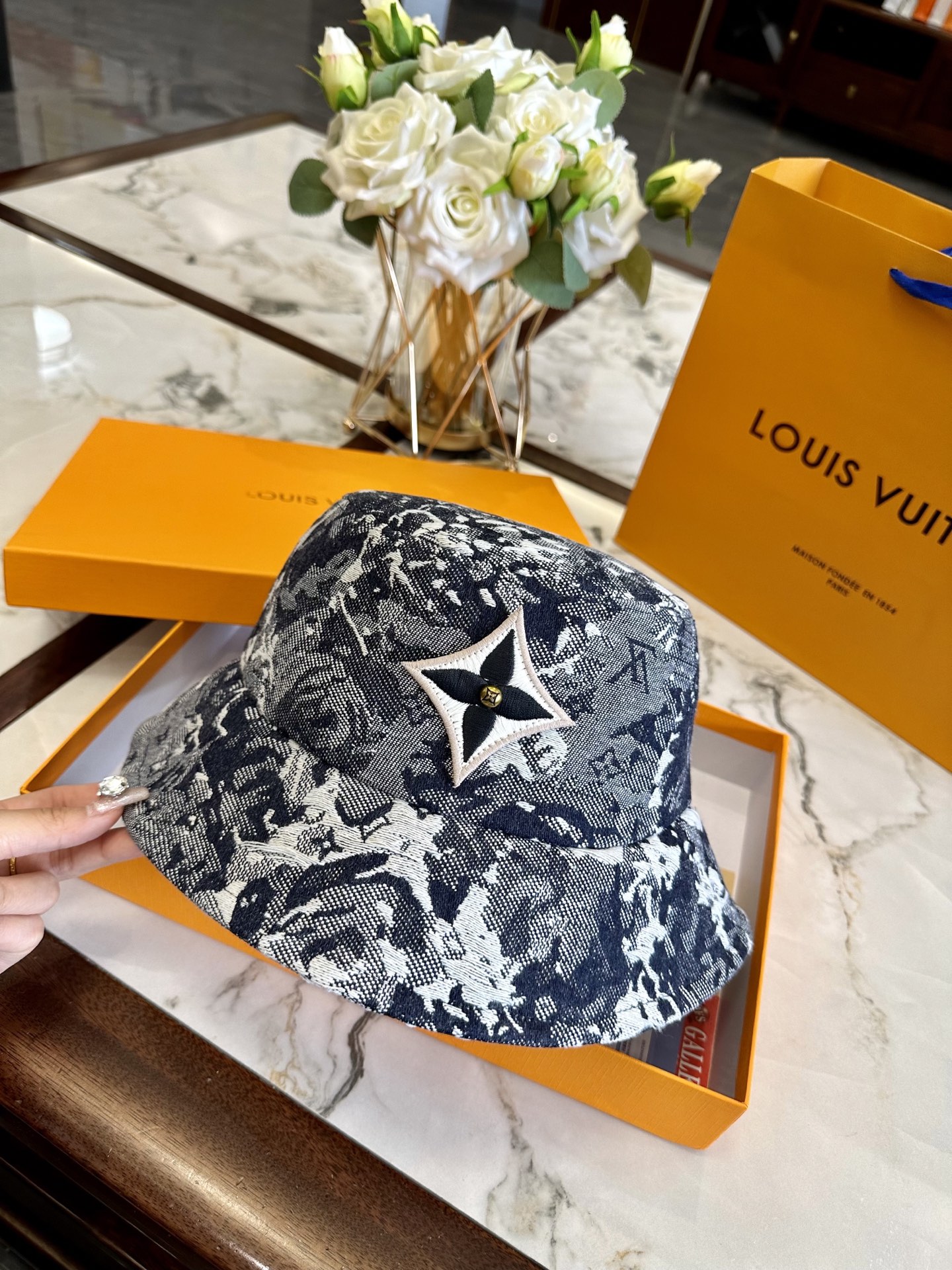 LV hat model 52